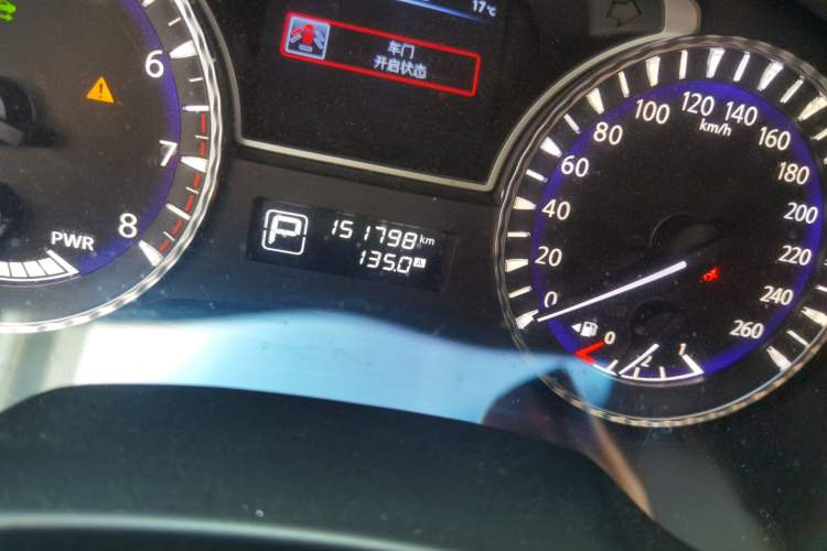 Used Infiniti QX60 2014 2.5 S/C Hybrid Two-Wheel Drive Excellence Edition Odometer Close Up