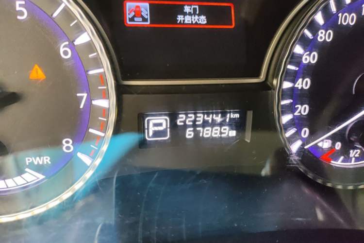 Used Infiniti QX60 2014 2.5 S/C Hybrid Two-Wheel Drive Excellence Edition Odometer Close Up