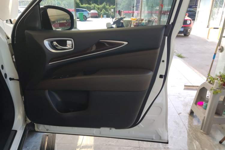 Used Infiniti QX60 2014 2.5 S/C Hybrid Two-Wheel Drive Excellence Edition Right Front Door Interior