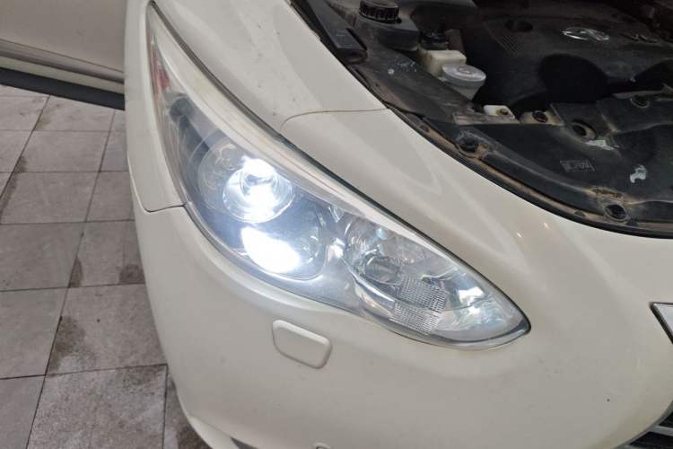 Used Infiniti QX60 2014 3.5L Four-Wheel Drive All-Terrain Version Right Front Headlight