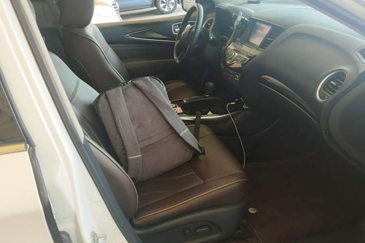 Used Infiniti QX60 2014 2.5 S/C Hybrid All-Wheel-Drive Versatile Edition Right Front Seat