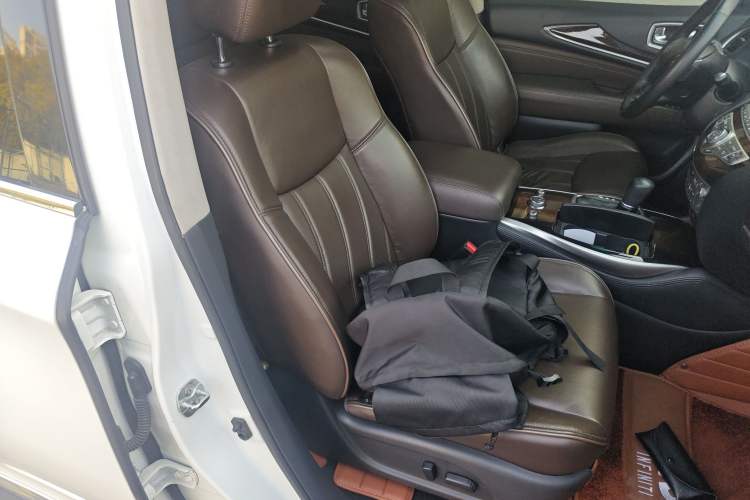Used Infiniti QX60 2014 2.5 S/C Hybrid Two-Wheel Drive Excellence Edition Right Front Seat