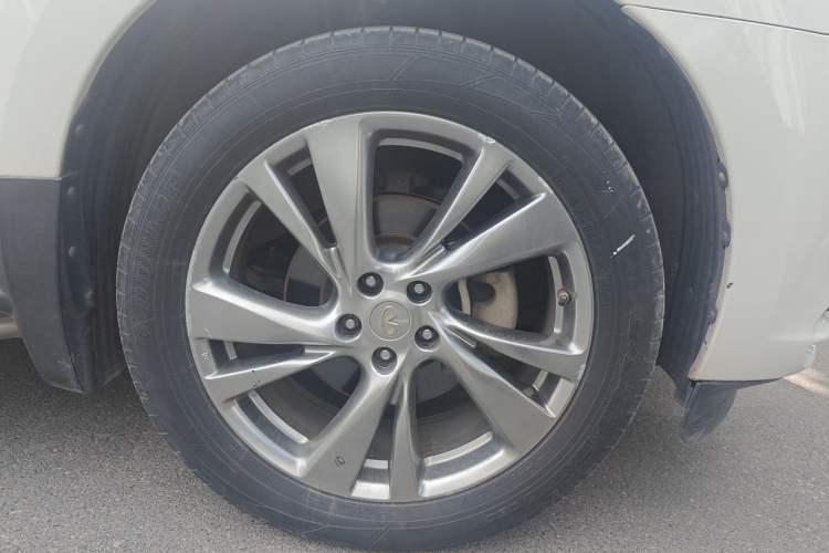 Used Infiniti QX60 2014 3.5L Two-Wheel Drive Excellence Edition Right Front Wheel Hub
