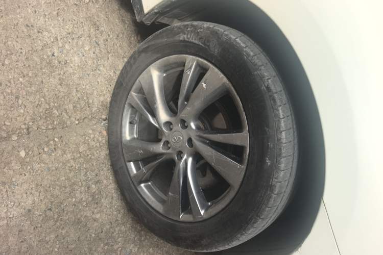 Used Infiniti QX60 2014 3.5L Two-Wheel Drive Excellence Edition Right Front Wheel Hub
