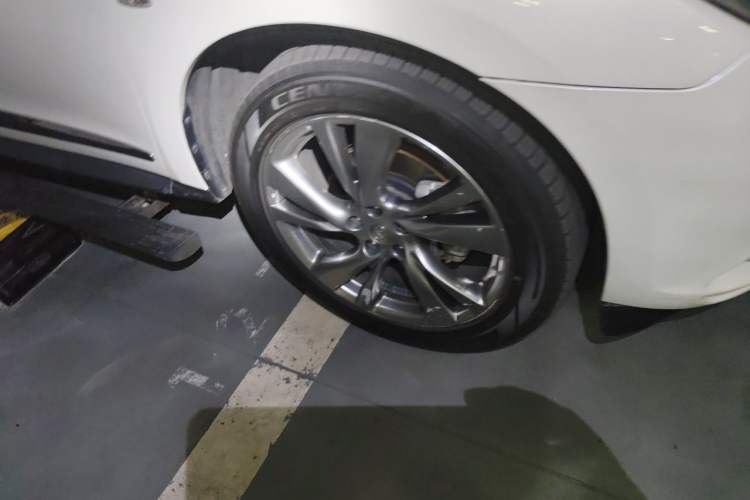 Used Infiniti QX60 2014 2.5 S/C Hybrid Two-Wheel Drive Excellence Edition Right Front Wheel Hub