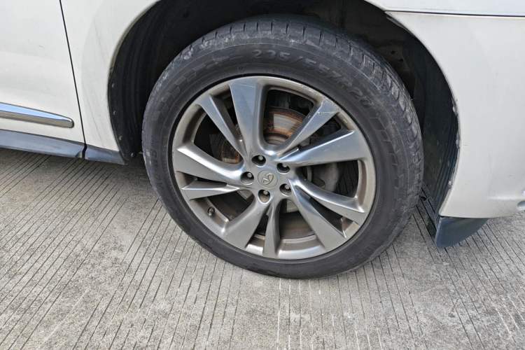 Used Infiniti QX60 2014 3.5L Two-Wheel Drive Excellence Edition Right Front Wheel Hub