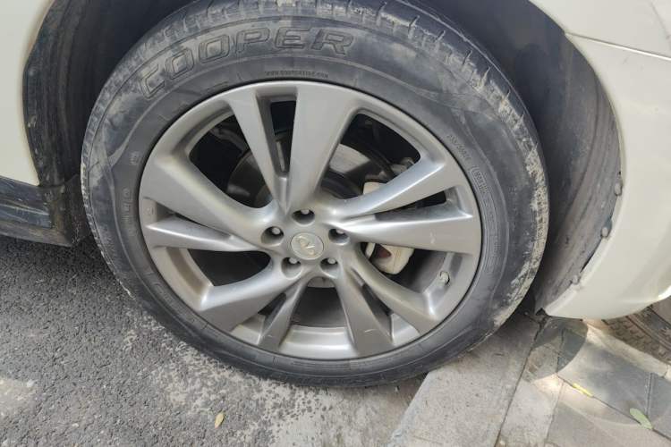 Used Infiniti QX60 2014 2.5 S/C Hybrid Two-Wheel Drive Excellence Edition Right Front Wheel Hub