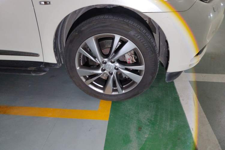 Used Infiniti QX60 2014 3.5L Four-Wheel Drive All-Terrain Version Right Front Wheel Hub