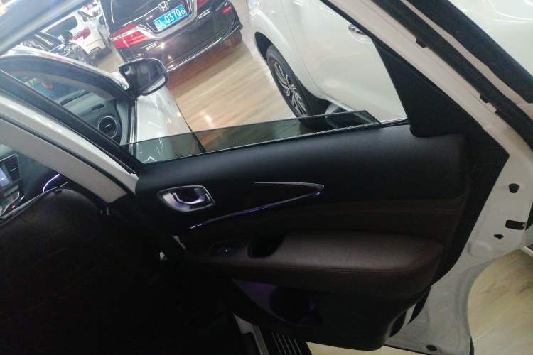 Used Infiniti QX60 2014 3.5L Four-Wheel Drive All-Terrain Version Right Rear Door Interior