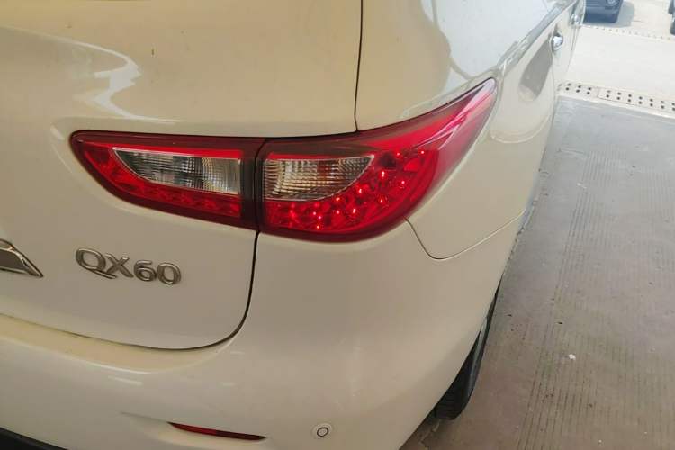 Used Infiniti QX60 2014 2.5 S/C Hybrid All-Wheel-Drive Versatile Edition Right Rear Taillight