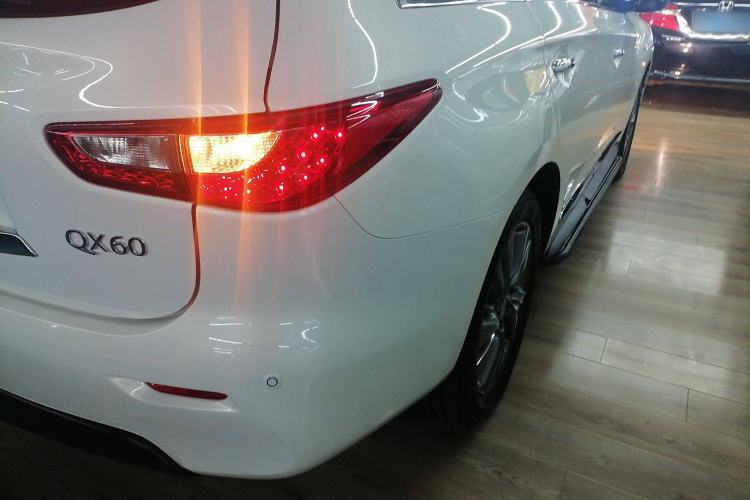Used Infiniti QX60 2014 3.5L Four-Wheel Drive All-Terrain Version Right Rear Taillight
