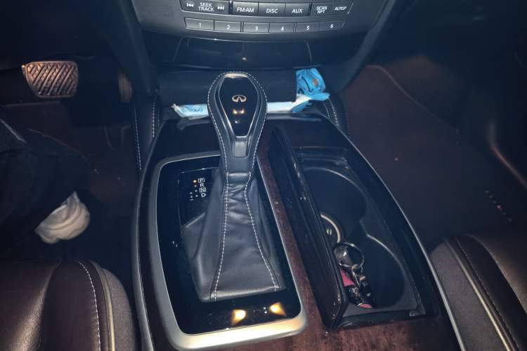 Used Infiniti QX60 2016 2.5 S/C Hybrid Two-Wheel-Drive Excellence Edition China V Standard Gear Lever