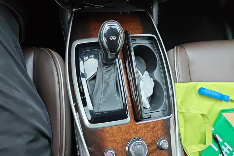 Used Infiniti QX60 2016 2.5 S/C Hybrid Two-Wheel-Drive Excellence Edition China V Standard Gear Lever