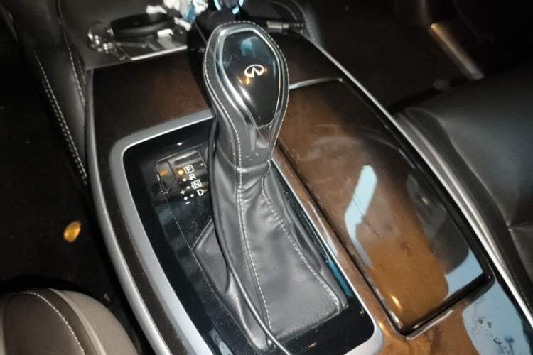 Used Infiniti QX60 2016 2.5 S/C Hybrid Two-Wheel-Drive Excellence Edition China V Standard Gear Lever