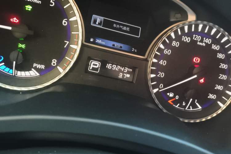 Used Infiniti QX60 2016 2.5 S/C Hybrid Four-Wheel Drive All-Terrain Version China V Emission Standard Odometer Close Up