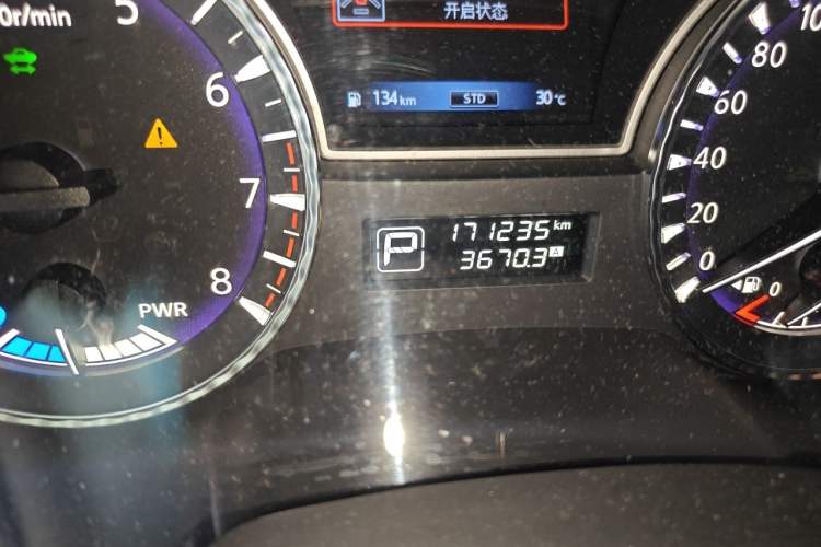 Used Infiniti QX60 2016 2.5 S/C Hybrid Four-Wheel Drive All-Terrain Version China V Emission Standard Odometer Close Up
