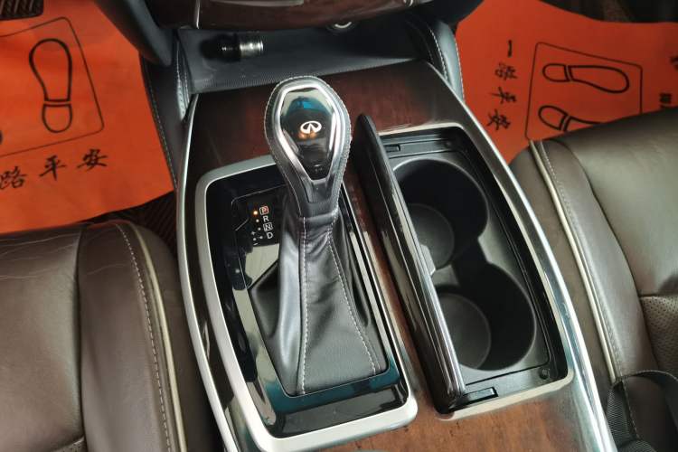 Used Infiniti QX60 2016 2.5 S/C Hybrid Two-Wheel-Drive Excellence Edition China V Standard Gear Lever