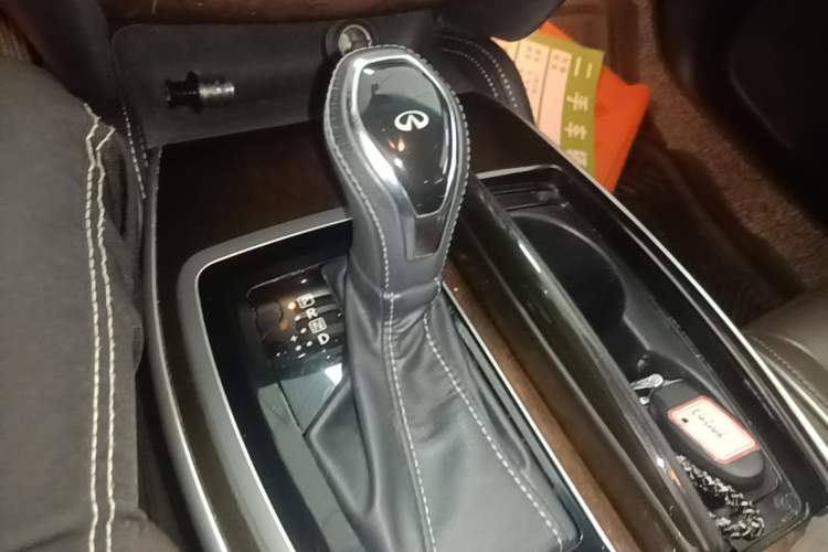 Used Infiniti QX60 2016 2.5 S/C Hybrid Two-Wheel-Drive Excellence Edition China V Standard Gear Lever