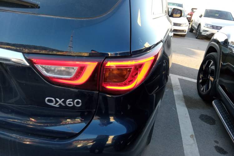 Used Infiniti QX60 2016 2.5 S/C Hybrid Four-Wheel Drive All-Terrain Version China V Emission Standard Right Rear Taillight