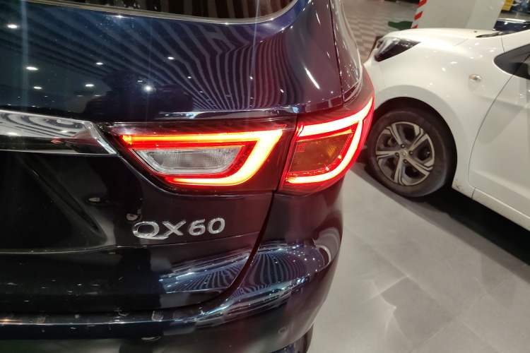 Used Infiniti QX60 2016 2.5 S/C Hybrid Two-Wheel-Drive Excellence Edition China V Standard Right Rear Taillight