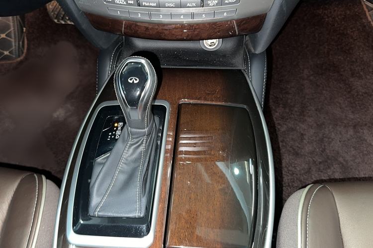 Used Infiniti QX60 2016 2.5 S/C Hybrid Two-Wheel-Drive Excellence Edition China V Standard Gear Lever