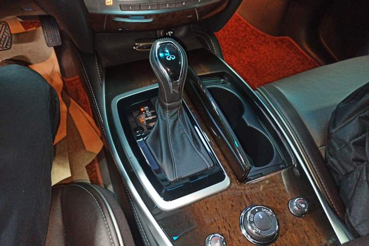 Used Infiniti QX60 2016 2.5 S/C Hybrid Two-Wheel-Drive Excellence Edition China V Standard Gear Lever