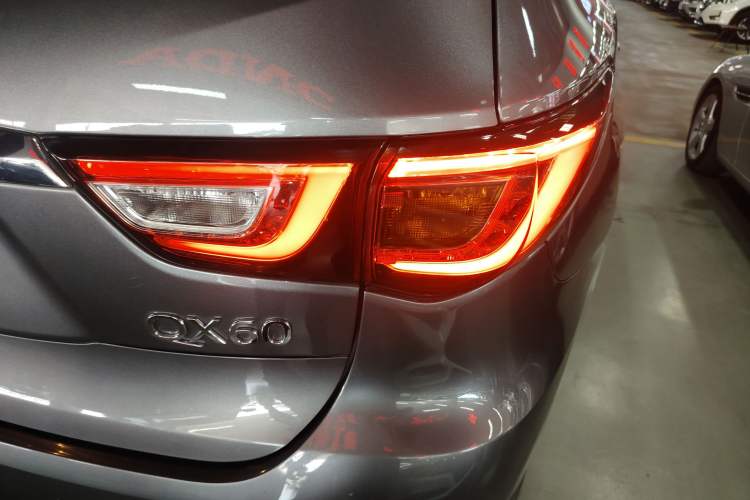Used Infiniti QX60 2016 2.5 S/C Hybrid Two-Wheel-Drive Excellence Edition China V Standard Right Rear Taillight