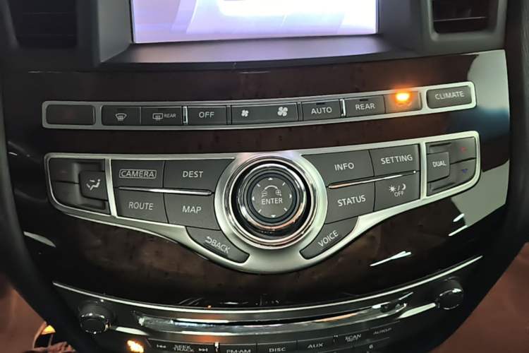 Used Infiniti QX60 2016 2.5 S/C Hybrid Two-Wheel-Drive Excellence Edition China V Standard Audio And AC Panel