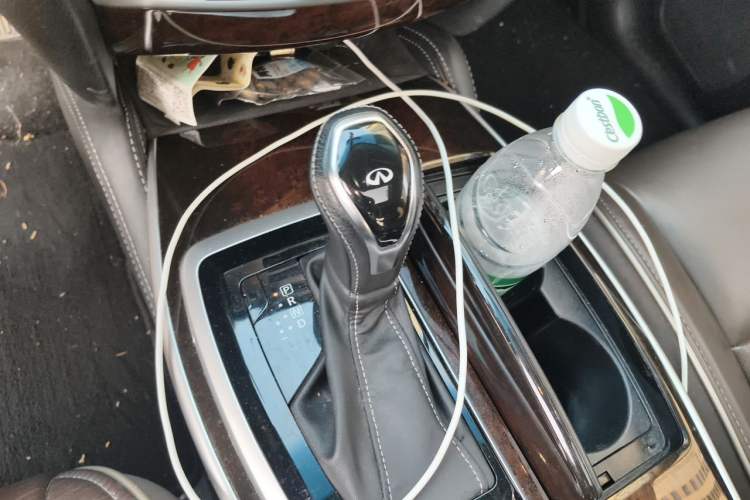Used Infiniti QX60 2016 2.5 S/C Hybrid Two-Wheel-Drive Excellence Edition China V Standard Gear Lever