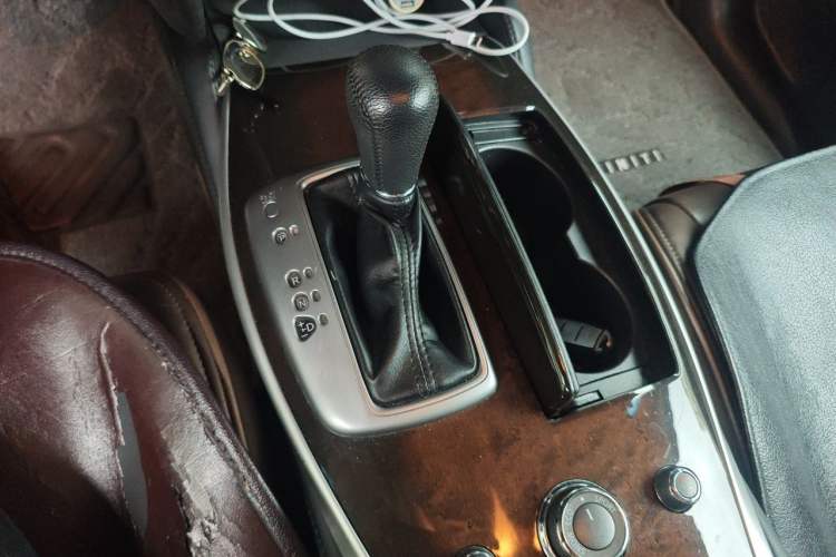 Used Infiniti QX60 2016 2.5 S/C Hybrid Two-Wheel-Drive Excellence Edition China V Standard Gear Lever