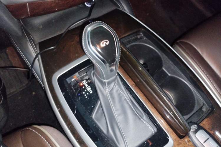 Used Infiniti QX60 2016 2.5 S/C Hybrid Two-Wheel-Drive Excellence Edition China V Standard Gear Lever