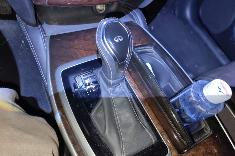 Used Infiniti QX60 2016 2.5 S/C Hybrid Two-Wheel-Drive Excellence Edition China V Standard Gear Lever