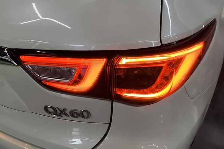 Used Infiniti QX60 2016 2.5 S/C Hybrid Two-Wheel-Drive Excellence Edition China V Standard Right Rear Taillight