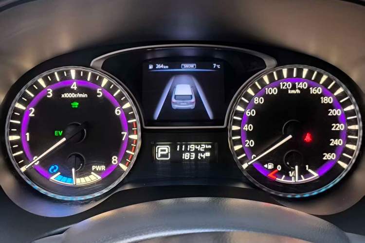 Used Infiniti QX60 2018 2.5 S/C Hybrid Two-Wheel-Drive Champion Family Edition Odometer Close Up