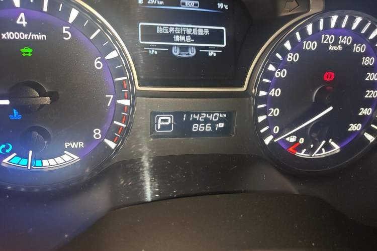 Used Infiniti QX60 2018 2.5 S/C Hybrid Two-Wheel-Drive Champion Family Edition Odometer Close Up