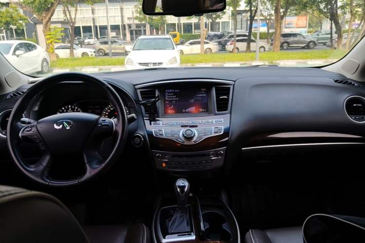 Used Infiniti QX60 2018 2.5 S/C Hybrid Two-Wheel-Drive Champion Family Edition Center Console