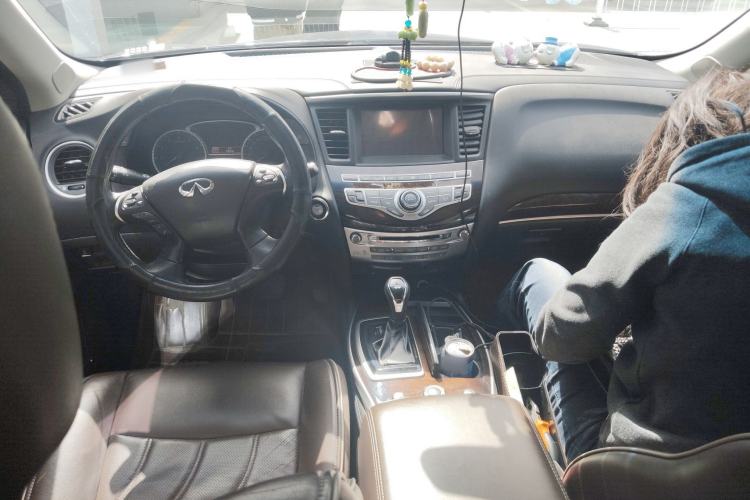 Used Infiniti QX60 2018 2.5 S/C Hybrid Two-Wheel-Drive Champion Family Edition Center Console