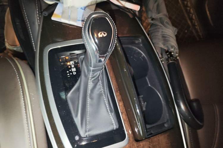Used Infiniti QX60 2018 2.5 S/C Hybrid Two-Wheel-Drive Champion Family Edition Gear Lever