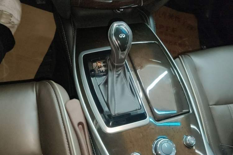 Used Infiniti QX60 2018 2.5 S/C Hybrid Two-Wheel-Drive Champion Family Edition Gear Lever