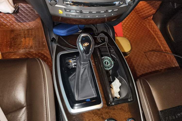 Used Infiniti QX60 2018 2.5 S/C Hybrid Two-Wheel-Drive Champion Family Edition Gear Lever