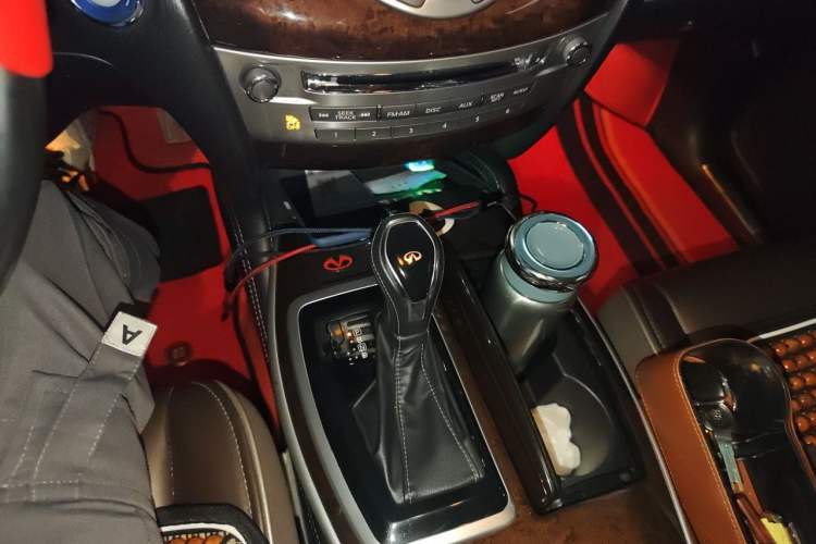 Used Infiniti QX60 2018 2.5 S/C Hybrid Two-Wheel-Drive Excellence Edition China VI Standard Gear Lever