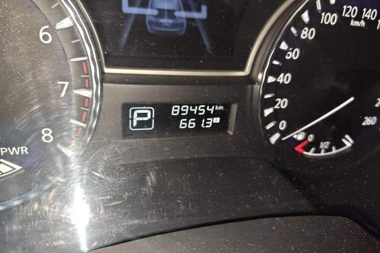 Used Infiniti QX60 2018 2.5 S/C Hybrid Two-Wheel-Drive Champion Family Edition Odometer Close Up