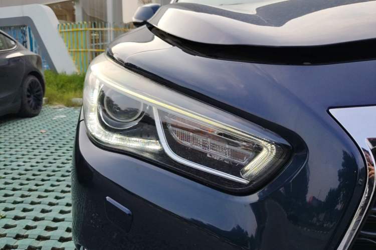 Used Infiniti QX60 2018 2.5 S/C Hybrid Two-Wheel-Drive Champion Family Edition Right Front Headlight