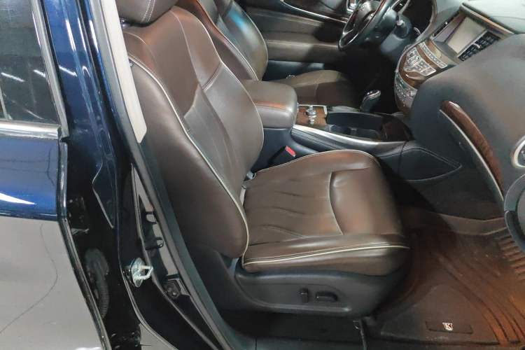 Used Infiniti QX60 2018 2.5 S/C Hybrid Two-Wheel-Drive Champion Family Edition Right Front Seat