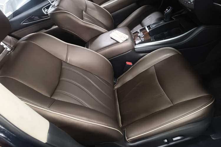Used Infiniti QX60 2018 2.5 S/C Hybrid Two-Wheel-Drive Champion Family Edition Right Front Seat