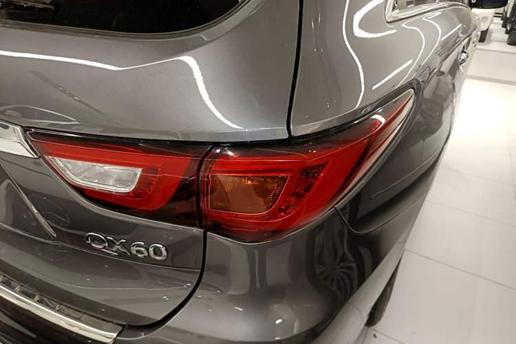 Used Infiniti QX60 2018 2.5 S/C Hybrid Two-Wheel-Drive Excellence Edition China VI Standard Right Rear Taillight