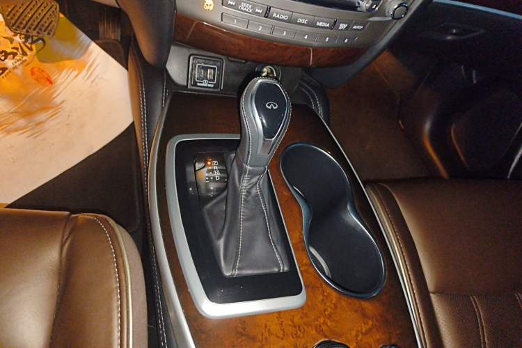 Used Infiniti QX60 2018 2.5 S/C Hybrid Two-Wheel-Drive Excellence Edition China VI Standard Gear Lever