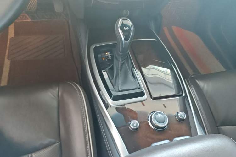 Used Infiniti QX60 2018 2.5 S/C Hybrid Two-Wheel-Drive Excellence Edition China VI Standard Gear Lever