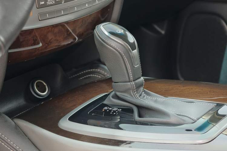 Used Infiniti QX60 2018 2.5 S/C Hybrid Two-Wheel-Drive Excellence Edition China VI Standard Gear Lever