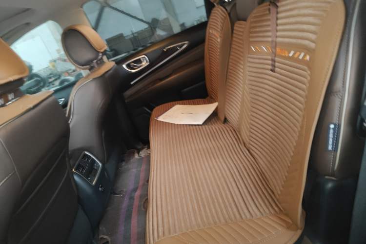 Used Infiniti QX60 2018 2.5 S/C Hybrid Two-Wheel-Drive Champion Family Edition Interior 4